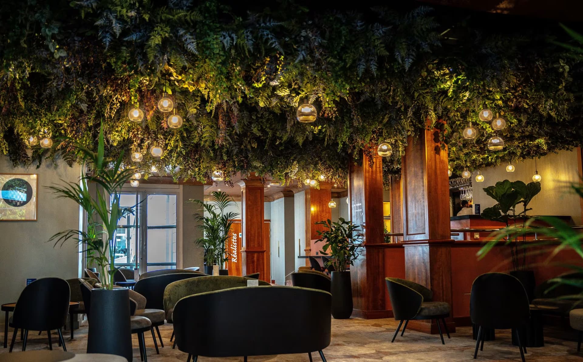 Hall d'hôtel lumineux et parties communes entretenues par INH