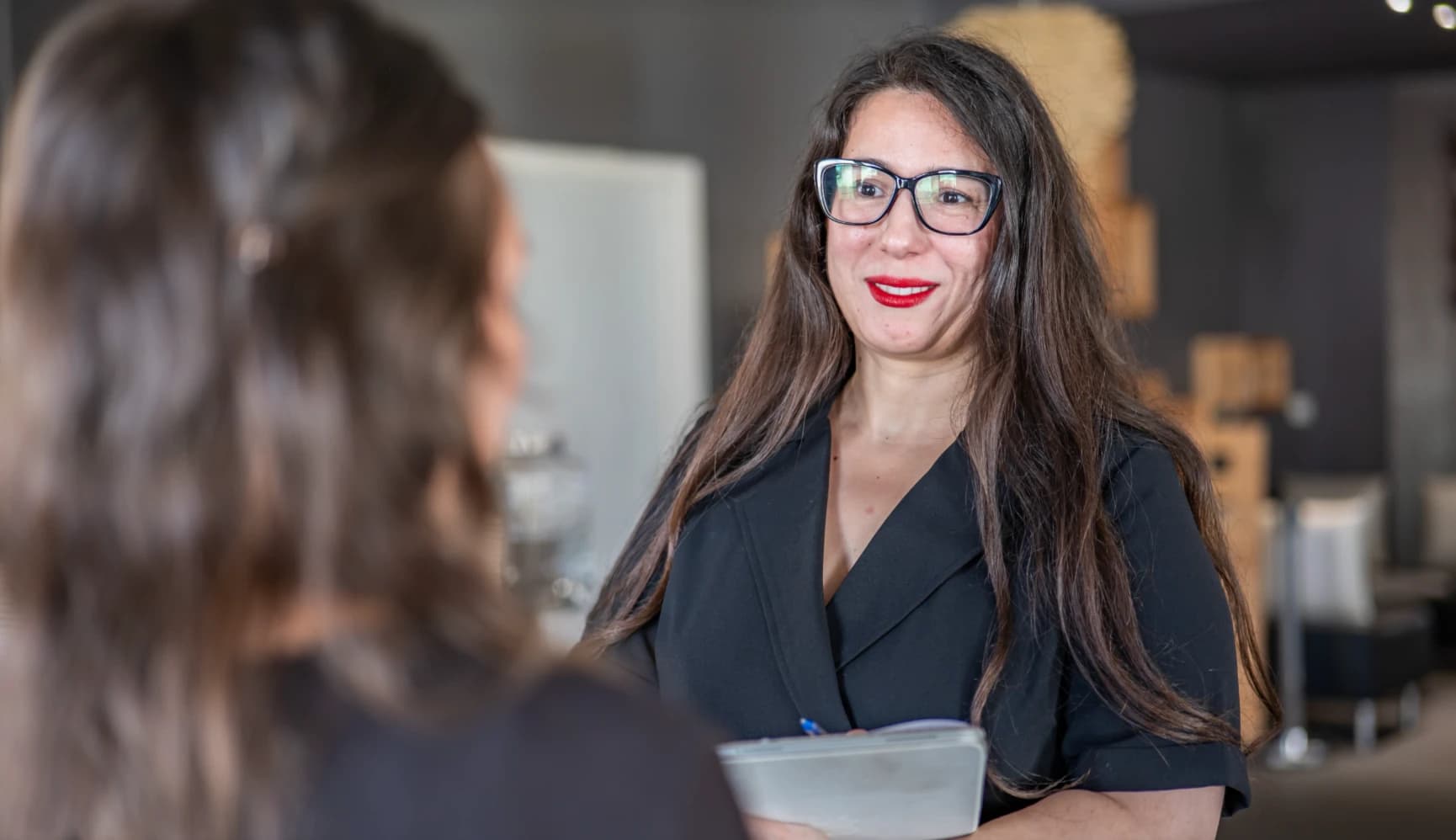 Équipe de nettoyage hôtelier professionnel en intervention dans une suite de luxe