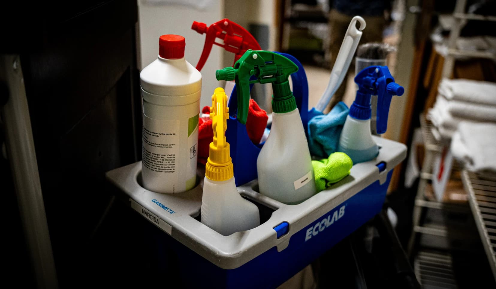 Agent d'entretien appliquant des techniques de bionettoyage éco-responsable dans une suite d'hôtel de luxe